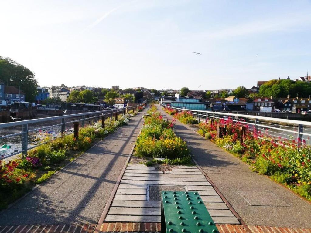 Great Home In Lovely Area With Parking, Sleeps 6 福克斯通 外观 照片